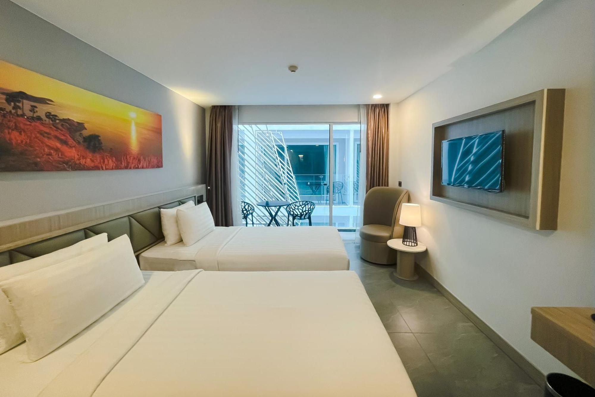 Clarian Hotel Beach Patong Exterior photo