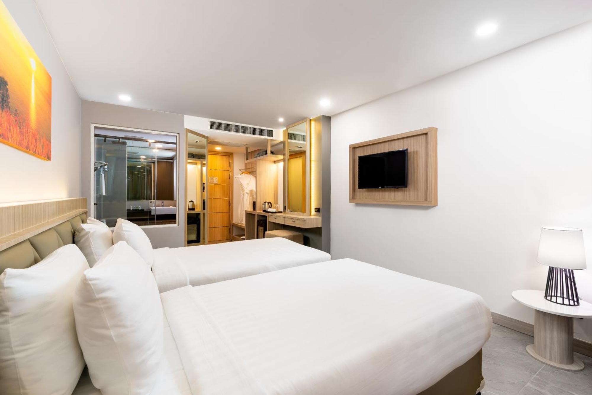 Clarian Hotel Beach Patong Exterior photo