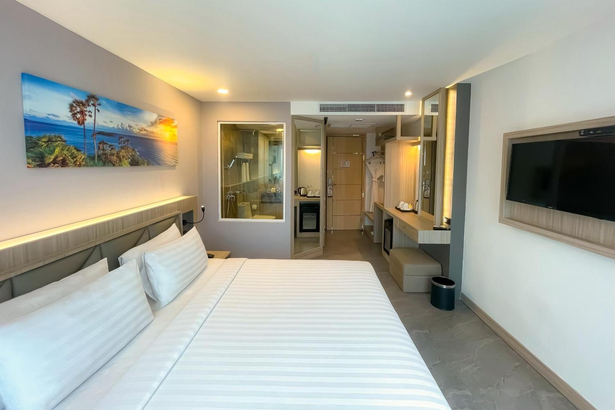 Clarian Hotel Beach Patong Exterior photo