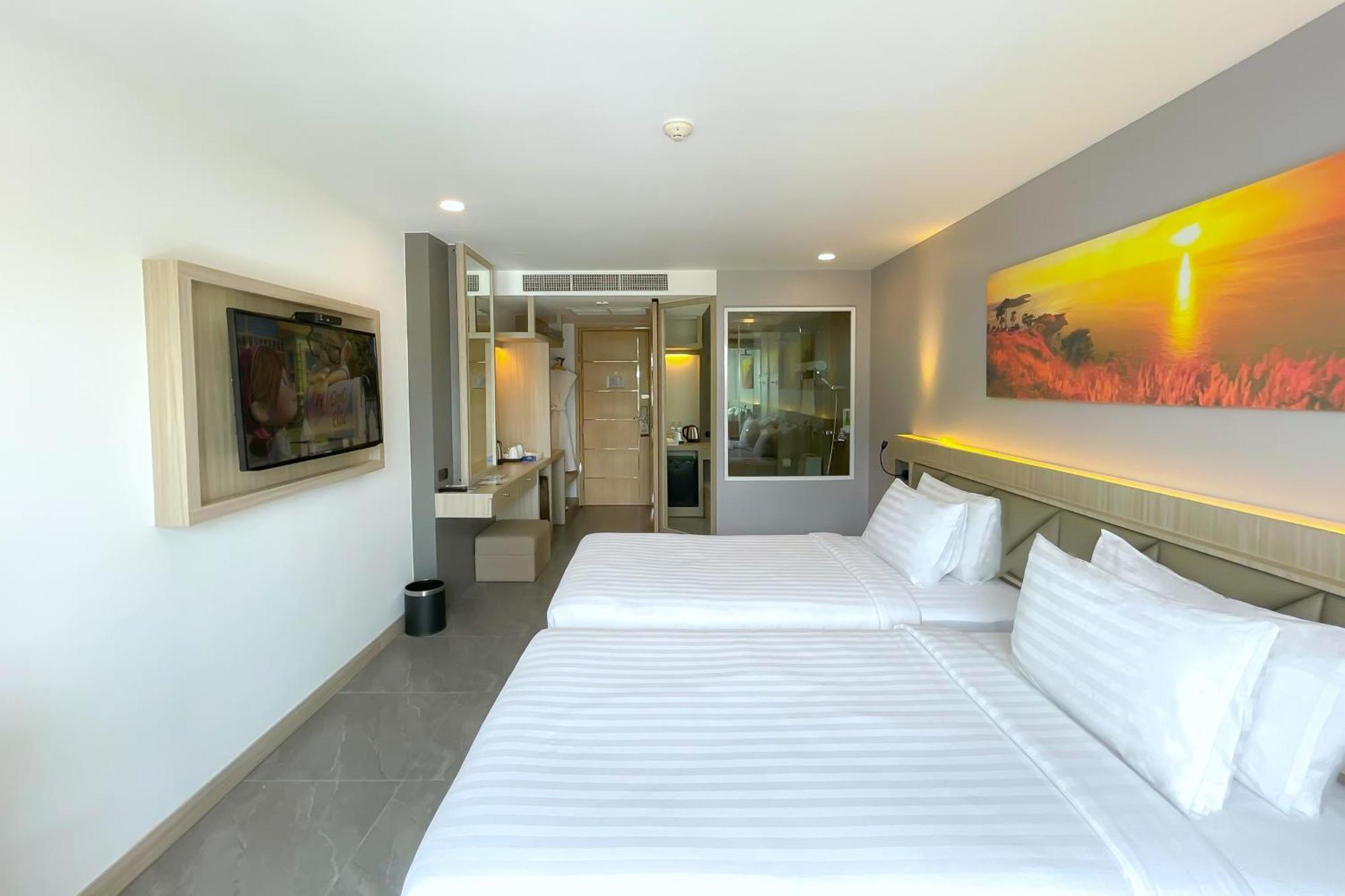 Clarian Hotel Beach Patong Exterior photo
