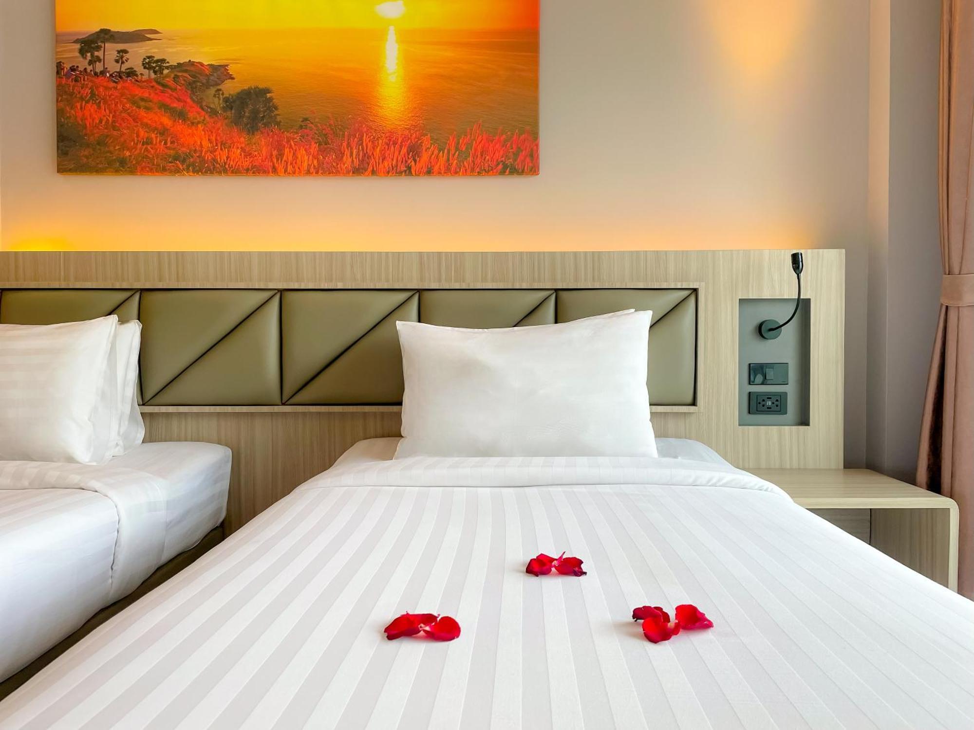 Clarian Hotel Beach Patong Exterior photo