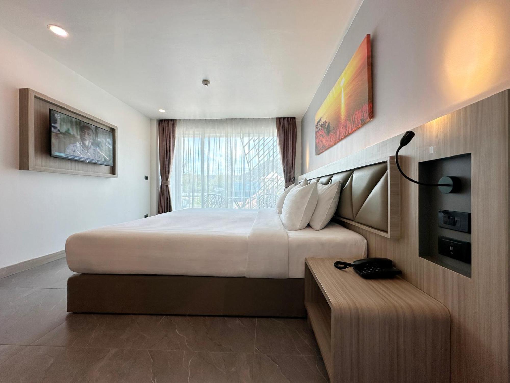Clarian Hotel Beach Patong Exterior photo