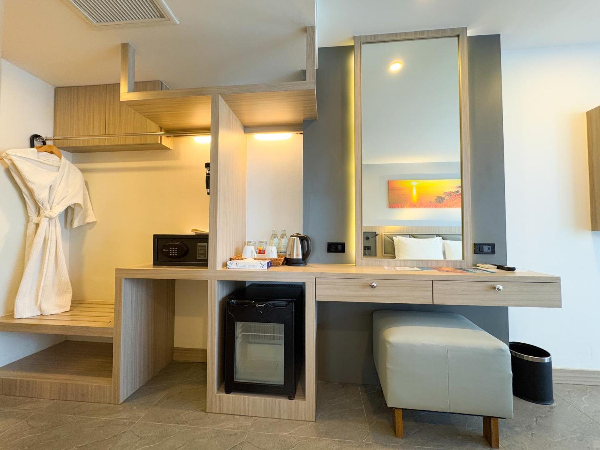 Clarian Hotel Beach Patong Exterior photo