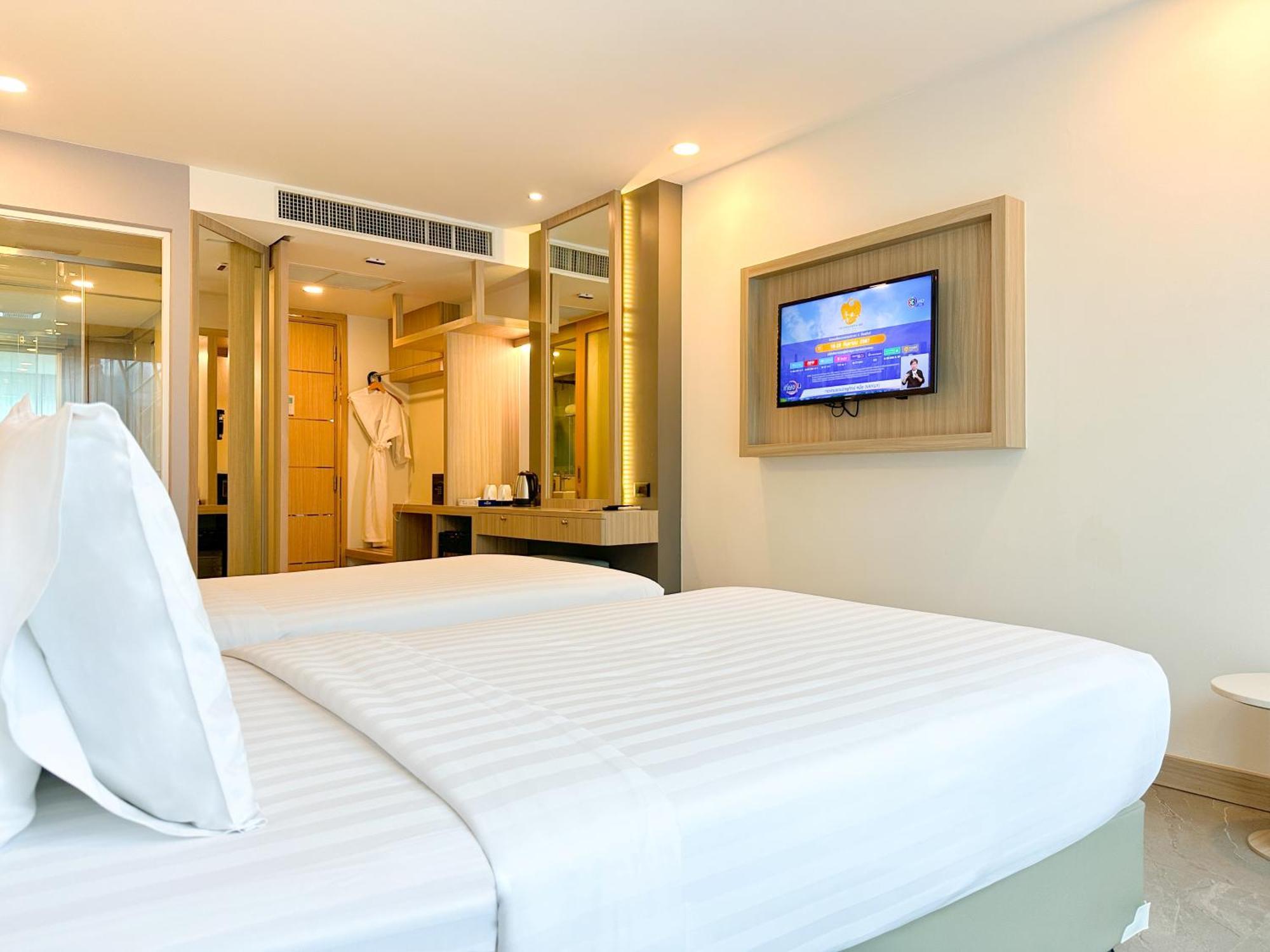 Clarian Hotel Beach Patong Exterior photo