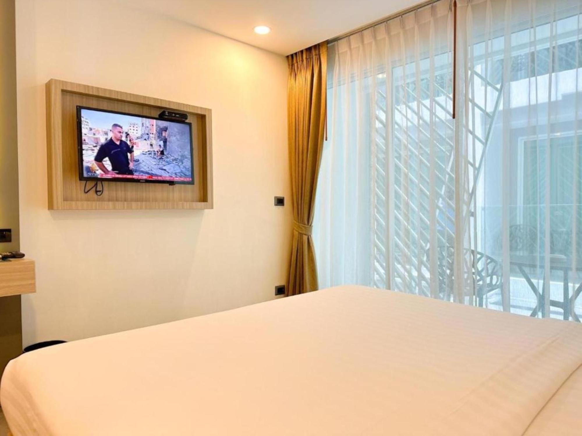 Clarian Hotel Beach Patong Exterior photo